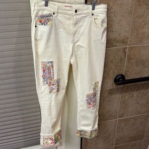 Johnny Was White Cuff Cropped Boyfriend Jeans size 31. Like new.